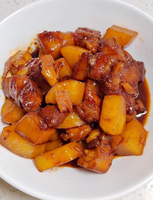 红焖肉炖土豆怎么做才软糯入味？-图1