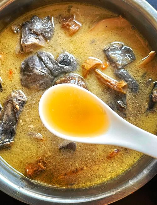 乌鸡可以和海鲜菇做法-图1