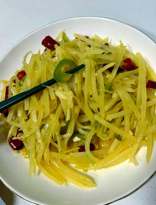 炒土豆丝怎么做才脆爽入味？-图2