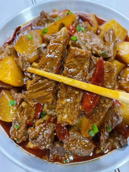 红萝卜炖牛肉怎么做才软烂入味？-图1