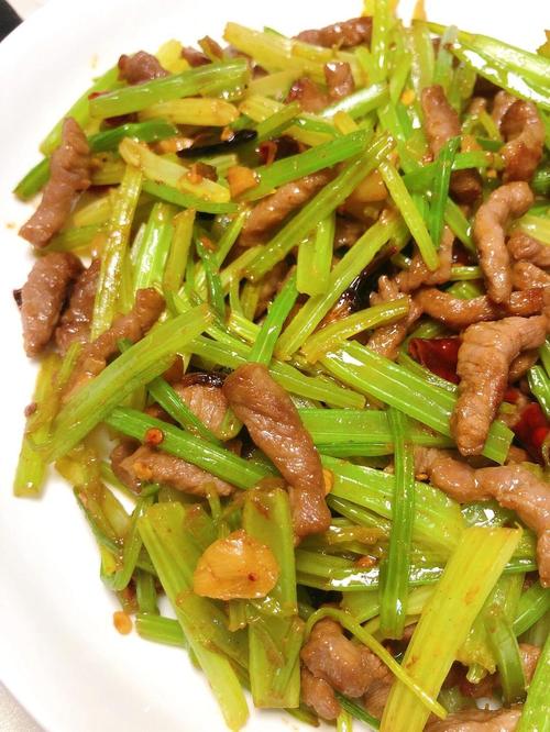 芹菜炒牛肉丝怎么炒才嫩入味？-图1