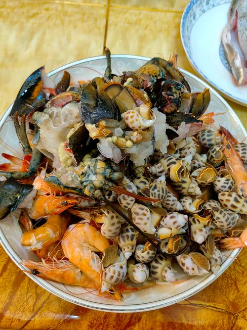 铜盘海鲜大杂烩怎么做才正宗？-图1