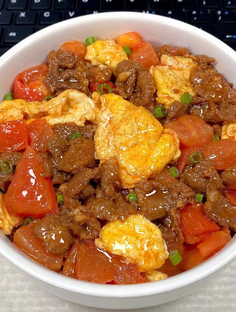 西红柿炒牛肉怎么做才嫩滑入味？-图1