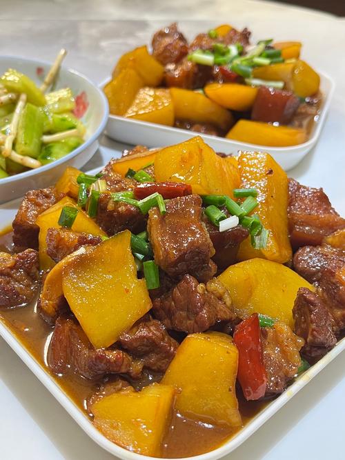红烧肉炖土豆怎么做才软糯入味？-图1