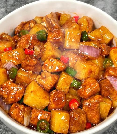 红烧肉炖土豆怎么做才软糯入味？-图2