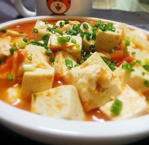 西红柿炖豆腐怎么做才入味？-图1