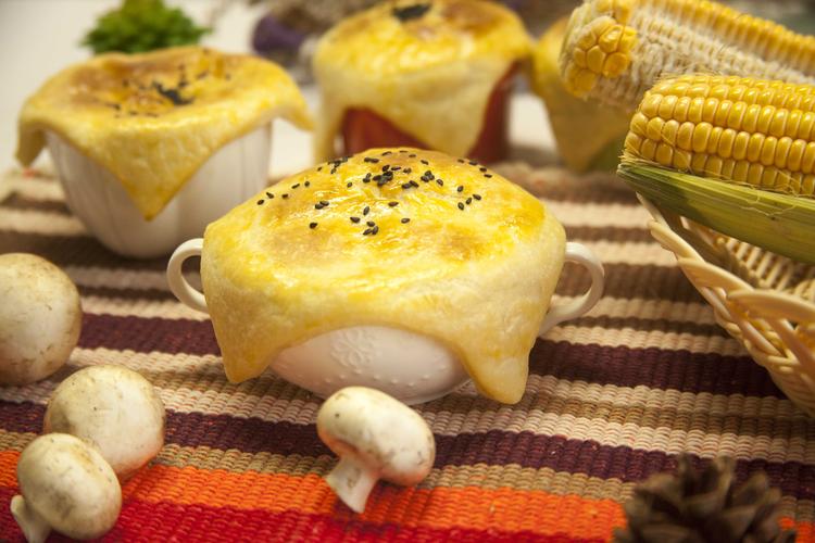 酥皮海鲜汤怎么吃?视频教你正确打开方式!-图1 酥皮海鲜汤怎么吃?视频教你正确打开方式!-图1