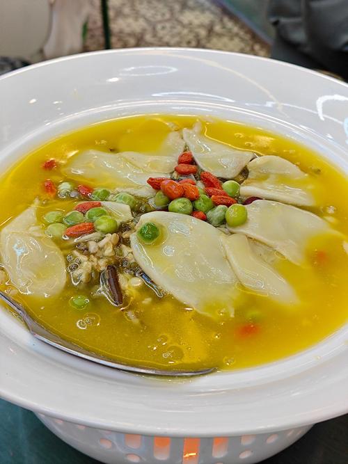 酥皮海鲜汤怎么吃?视频教你正确打开方式!-图2 酥皮海鲜汤怎么吃?视频教你正确打开方式!-图2