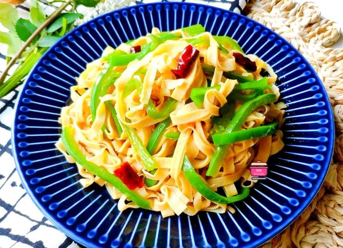 家常尖椒炒豆腐丝，怎么炒更入味？-图1