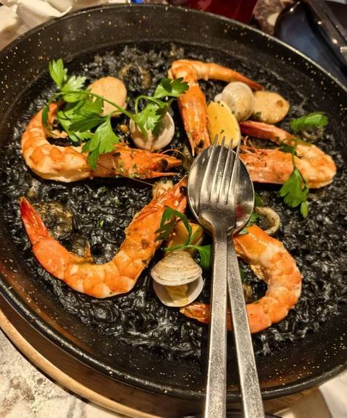 墨鱼汁海鲜饭配蚕豆，是经典创新还是混搭？-图3