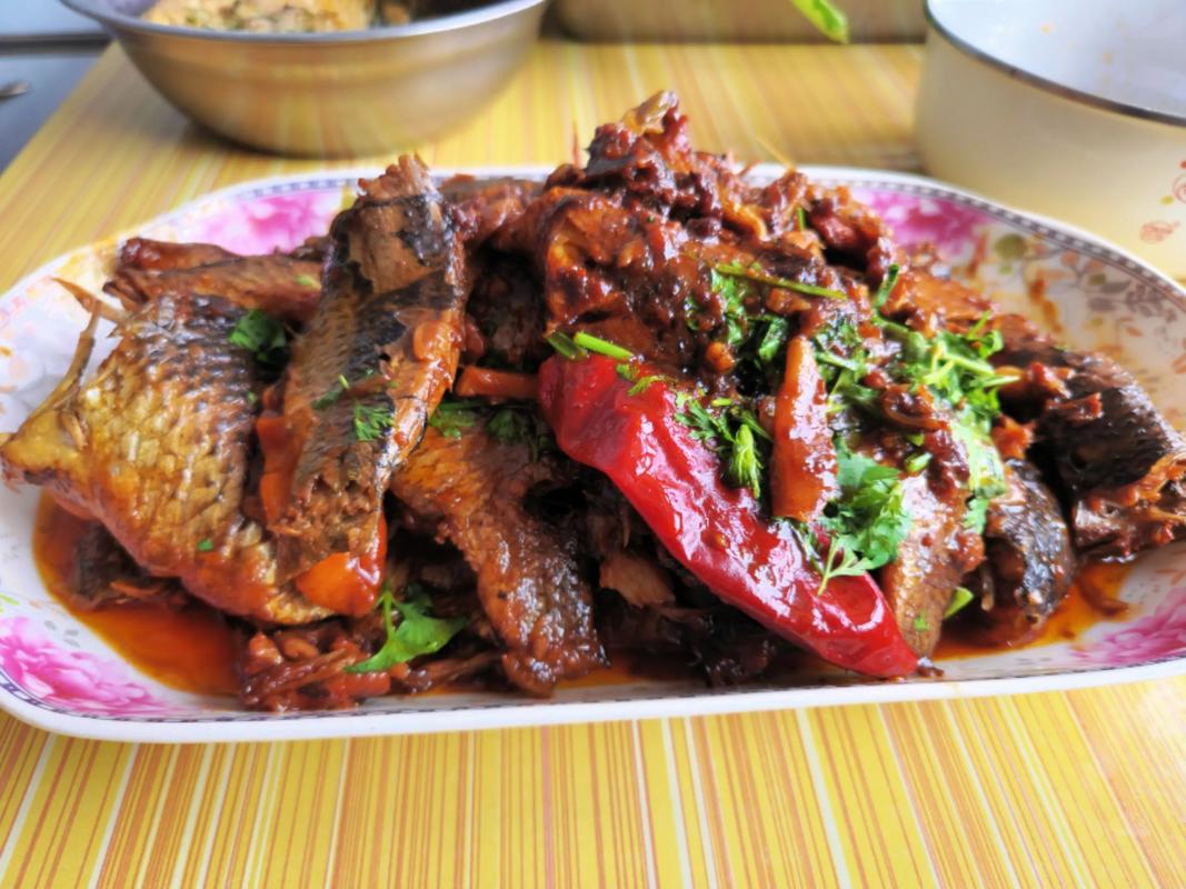 家常炖鱼怎么做？家常做法有哪些？-图1