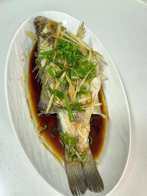 清蒸鲈鱼家常做法，关键在哪？-图3