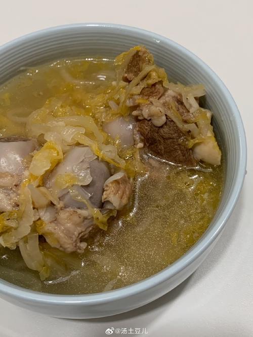 酸菜汤家常做法怎么做好喝？-图2
