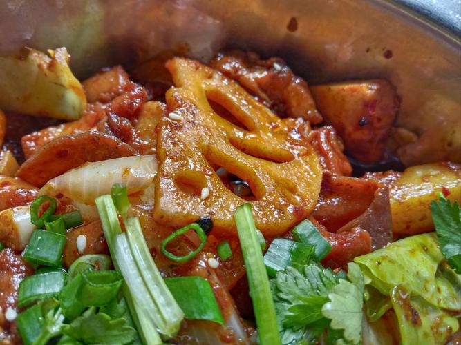 干锅芋儿鸡怎么做才够味？-图2