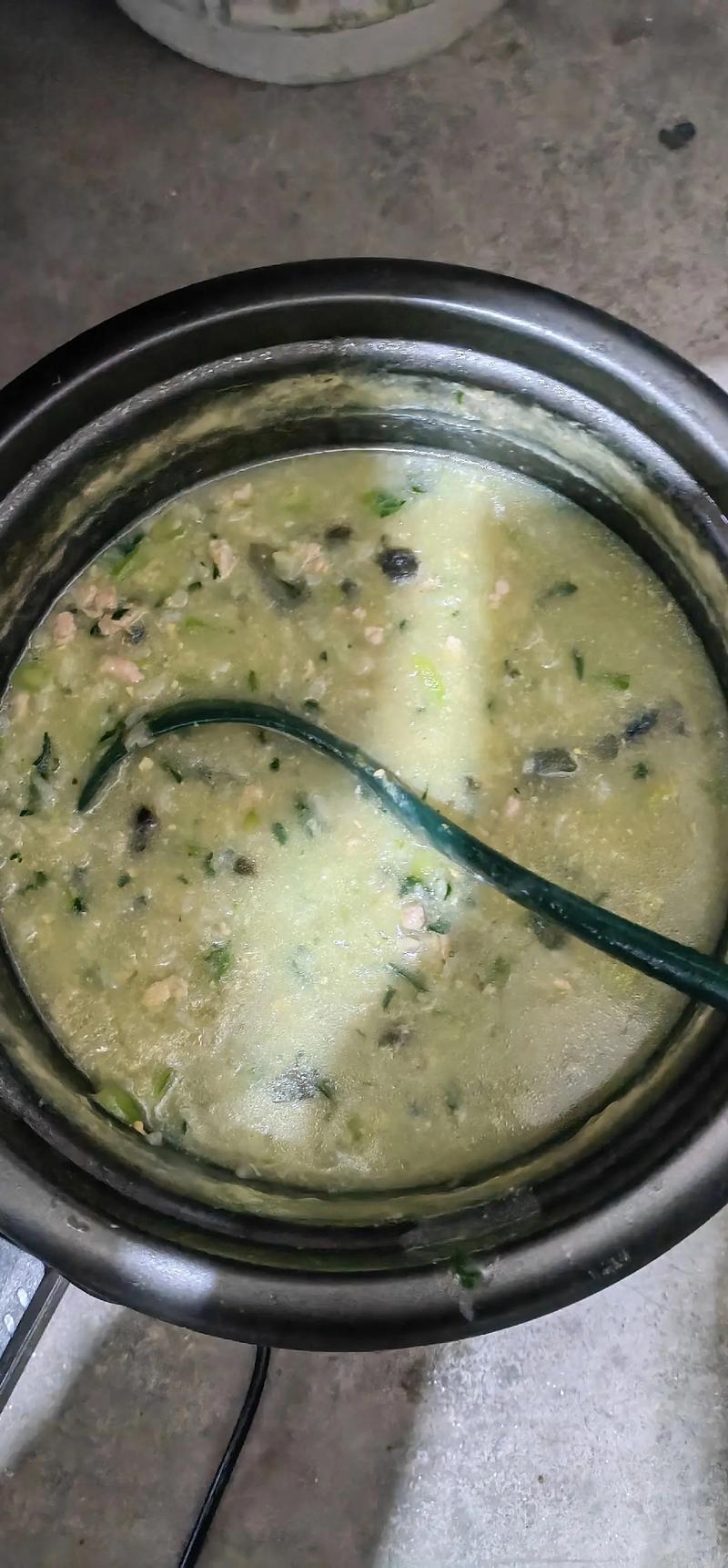 宝宝鸡蛋青菜粥的做法-图1