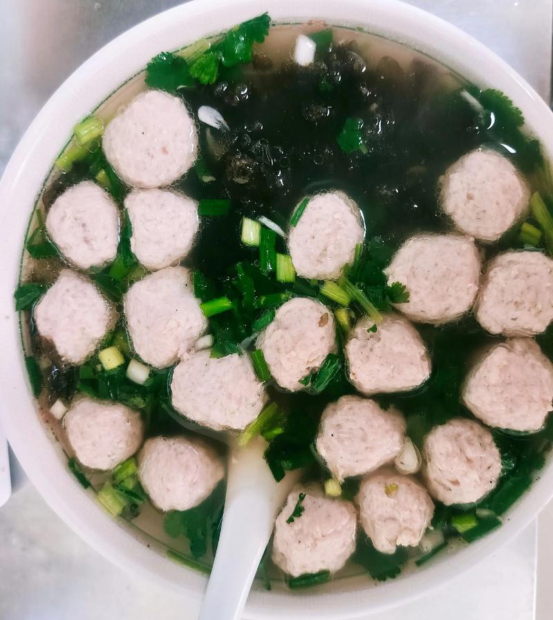 水串肉丸子汤怎么做才家常入味？-图2