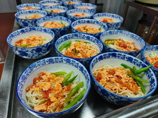 西红柿炒鸡蛋海鲜卤面，三鲜如何融合更出彩？-图1