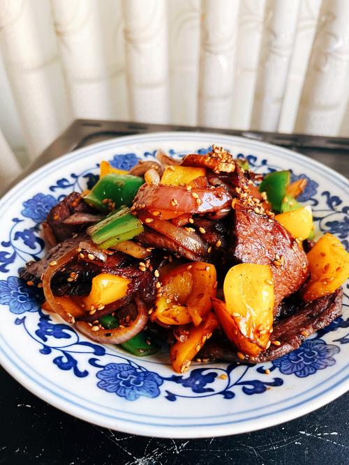 孜然小炒肉怎么炒才香入味？-图3