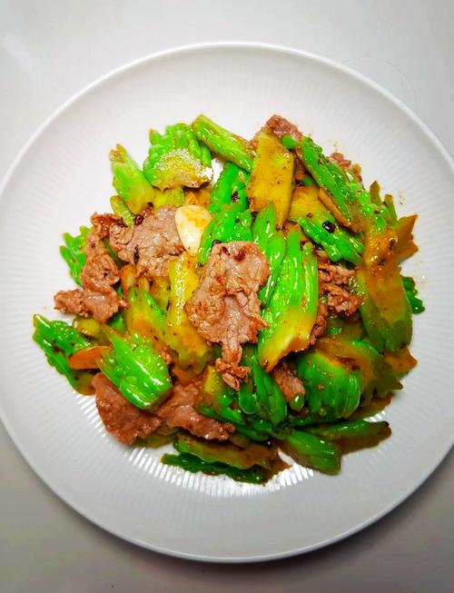 苦瓜炒牛柳家常做法,嫩滑不柴有诀窍?-图1 苦瓜炒牛柳家常做法,嫩滑不柴有诀窍?-图1