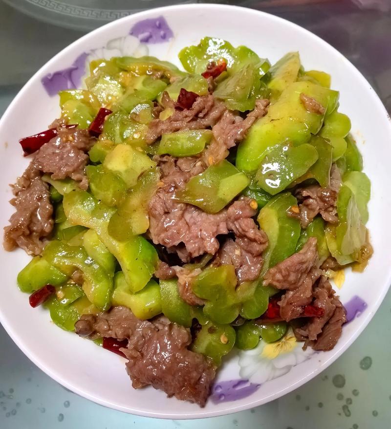 苦瓜炒牛柳家常做法,嫩滑不柴有诀窍?-图2 苦瓜炒牛柳家常做法,嫩滑不柴有诀窍?-图2