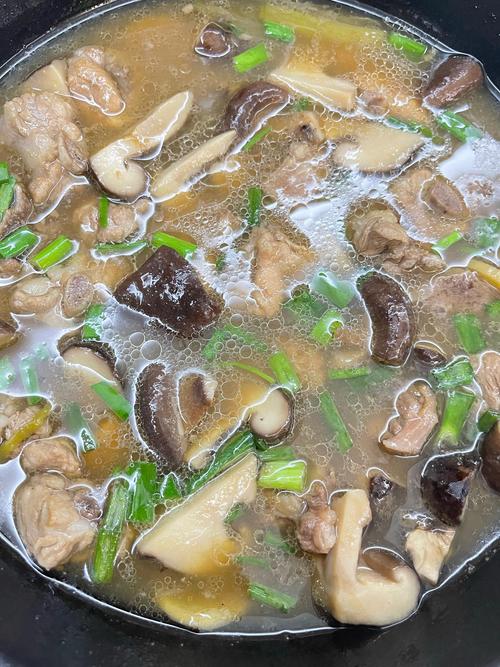排骨菌菇汤的家常做法-图1
