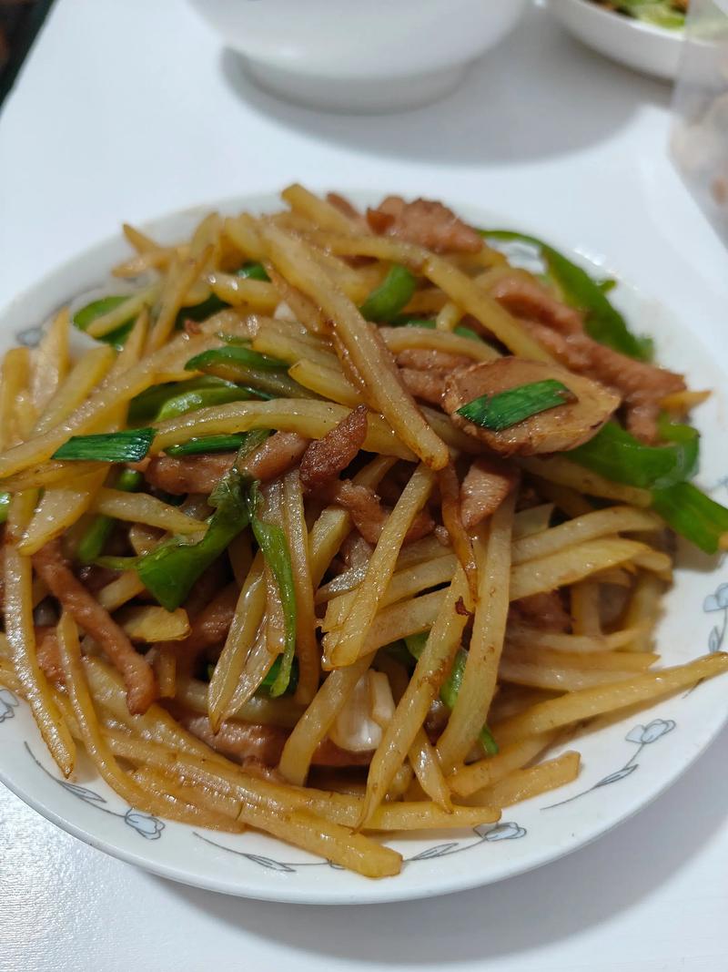 土豆丝烧肉怎么炒才香软入味？-图1