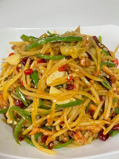 土豆丝烧肉怎么炒才香软入味？-图2