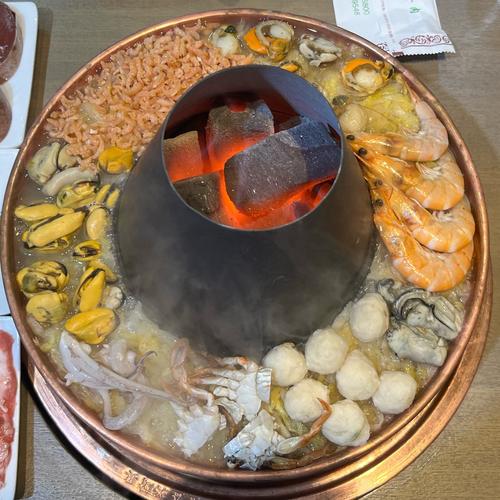 海鲜酸菜火锅里都有啥海鲜？-图1