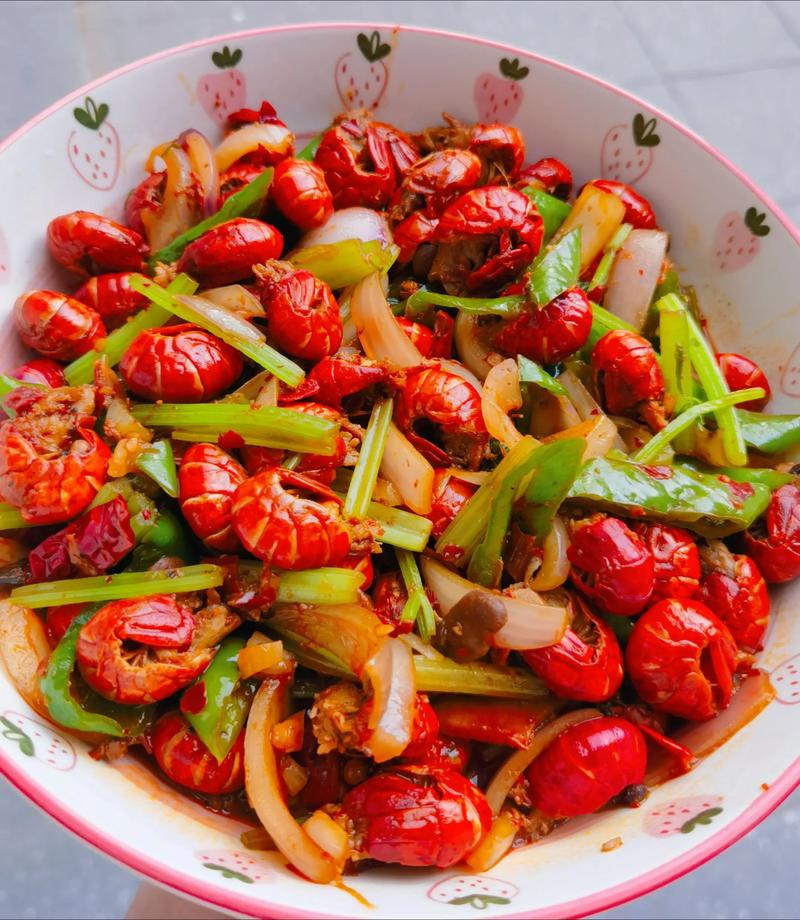 家常炒虾尾配啤酒，怎么炒才入味？-图1