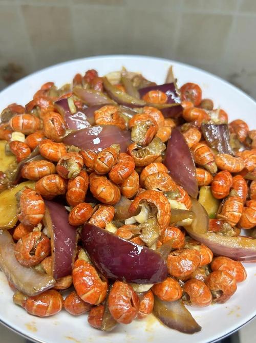 家常炒虾尾配啤酒，怎么炒才入味？-图2