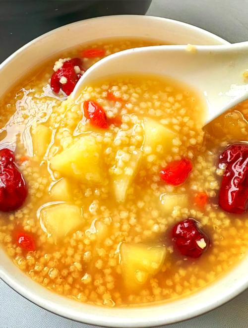 宝宝辅食苹果蛋黄米粥怎么做？-图1